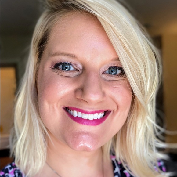 Meet your posher, Danielle - Picture 2 of 2